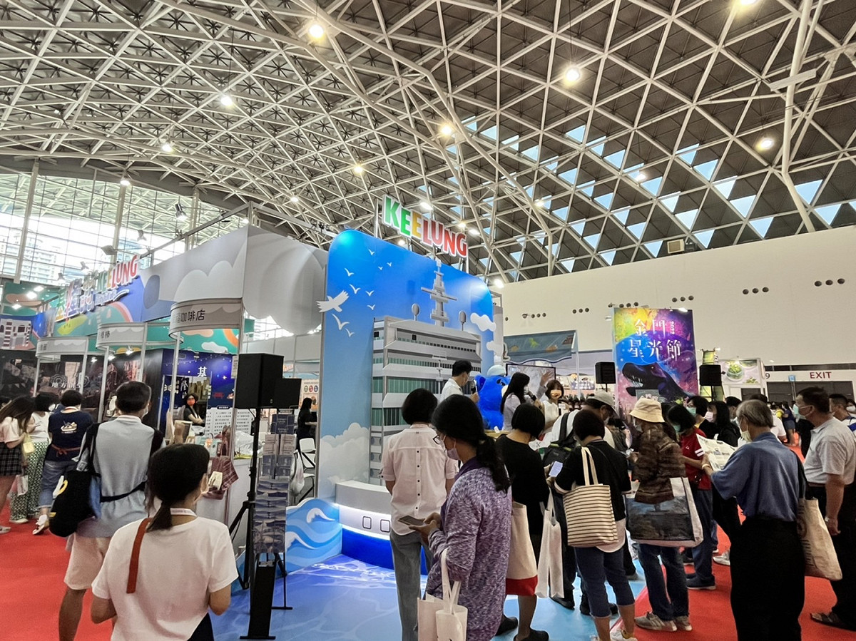 高雄國際旅展首日吸引滿滿人潮。