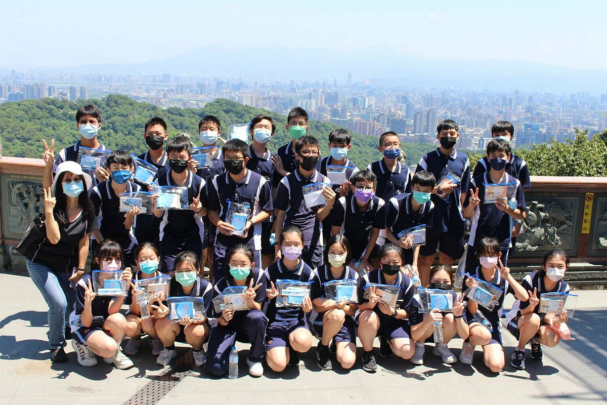 畏攝氏38度的高溫，頂著炎炎烈日，包含國三、高三及群科三年級畢業班師生，今天上午登上1137級階梯。 圖：竹林中學提供