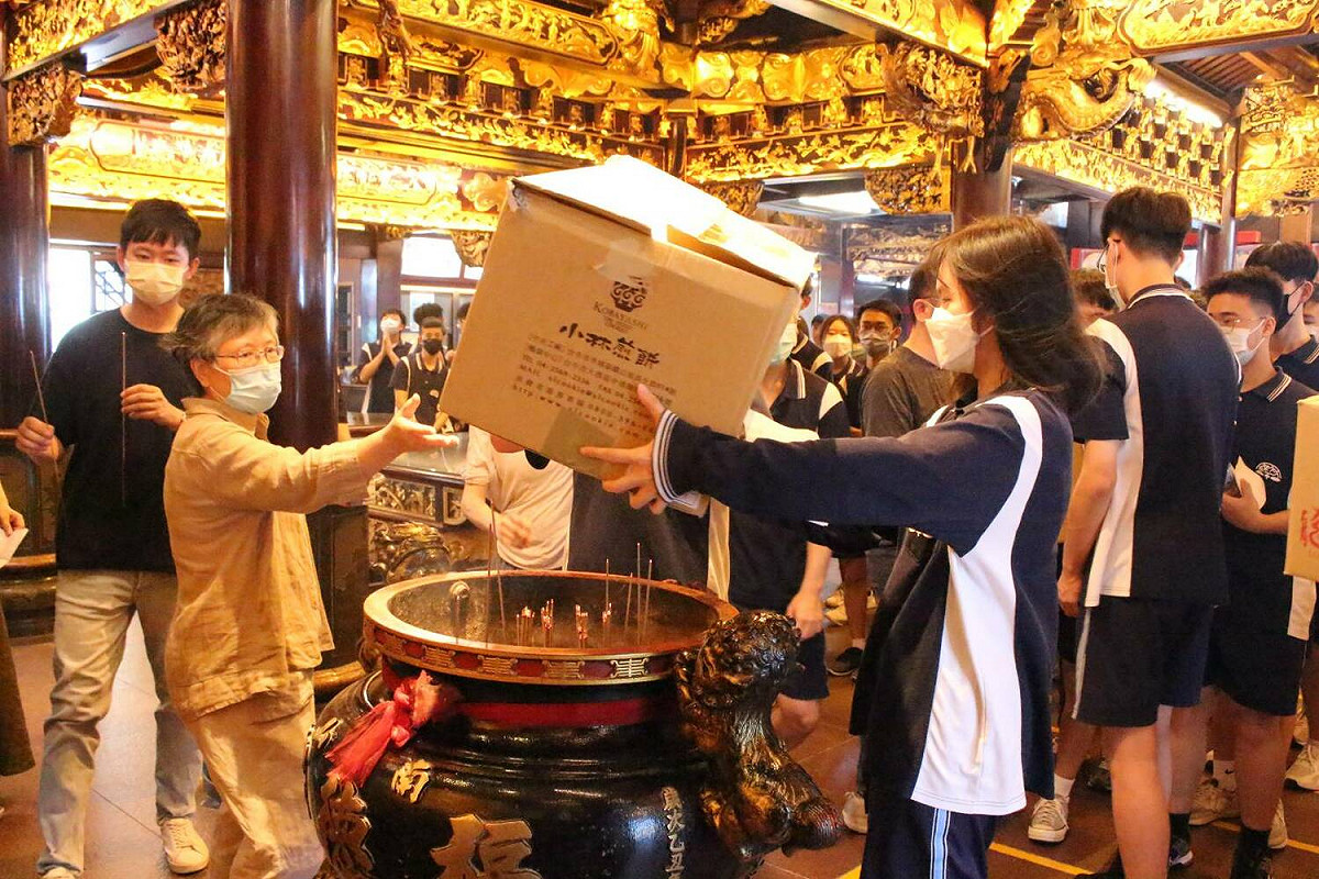 顏麗珠表示，學校辦理這項活動，由考生親自到每天都與學校遙遙相望的土地公面前許願與祈福，在一步步向上登高的同時，鍛鍊自己的毅力並堅定邁向目標的信念。 圖：竹林中學提供