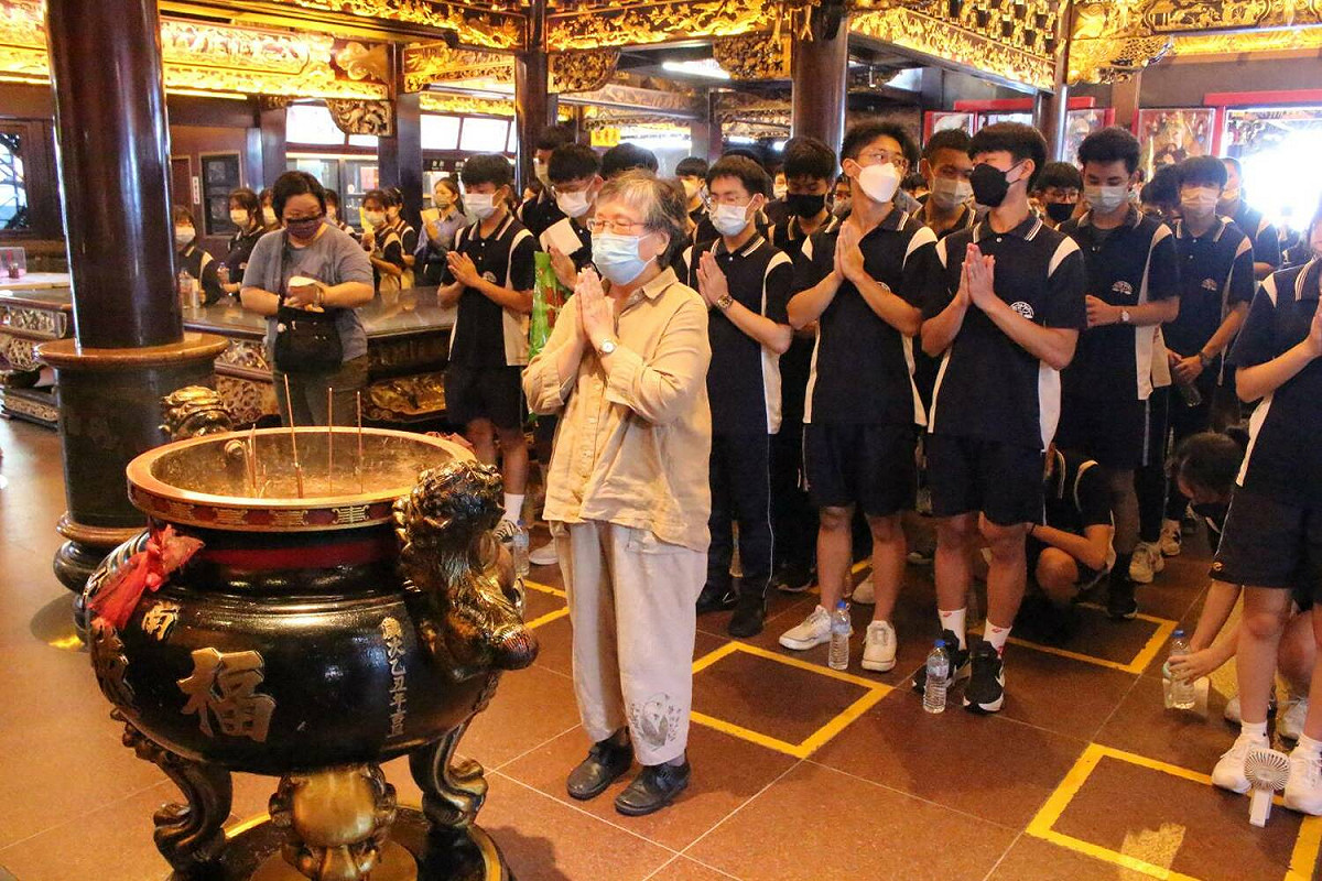今天由顏麗珠校長帶領全體參與活動的師生近600人，浩浩蕩蕩前往烘爐地福德宮。 圖：竹林中學提供