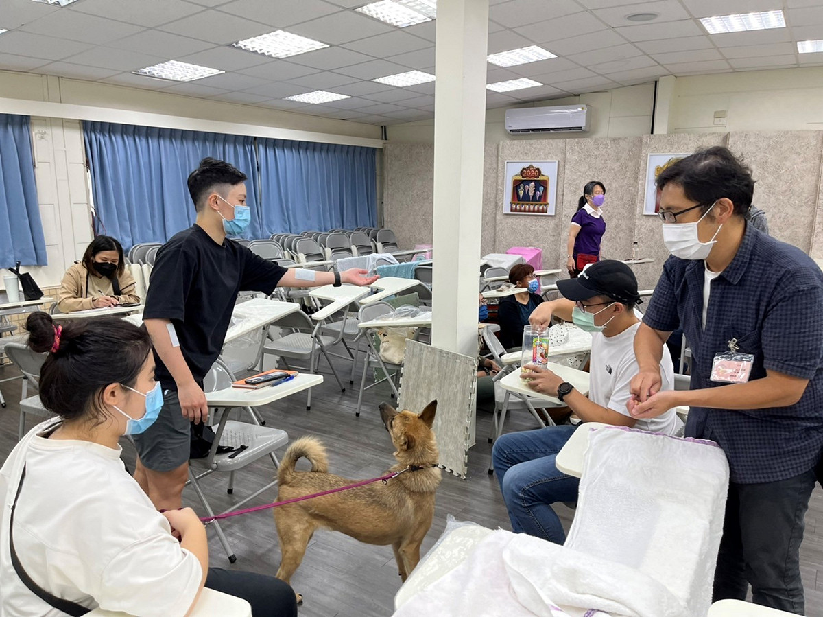 邀請邀請專業獸醫師及行為訓練師開設寵物行為訓練課程。 圖：新北市動保處提供