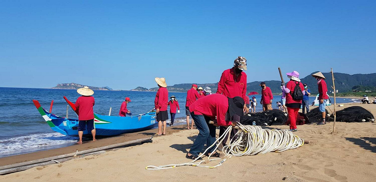 漁夫們為新北市樂活節牽罟趣活動準備網繩。 圖：金山區公所提供