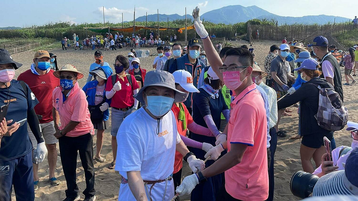 侯友宜與民眾齊心協力將漁網拉上岸。 圖：金山區公所提供