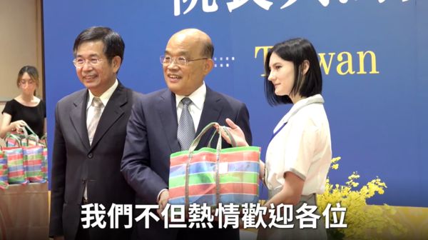 蘇貞昌致贈茄芷袋大禮包給烏克蘭學生。 圖：行政院提供