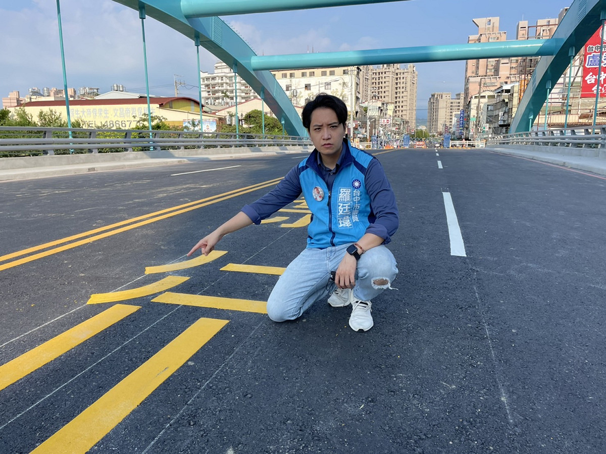 拓寬後的南門橋內線道禁行機車，市議員羅廷瑋代表機車族發聲表示抗議。 羅廷瑋/提供
