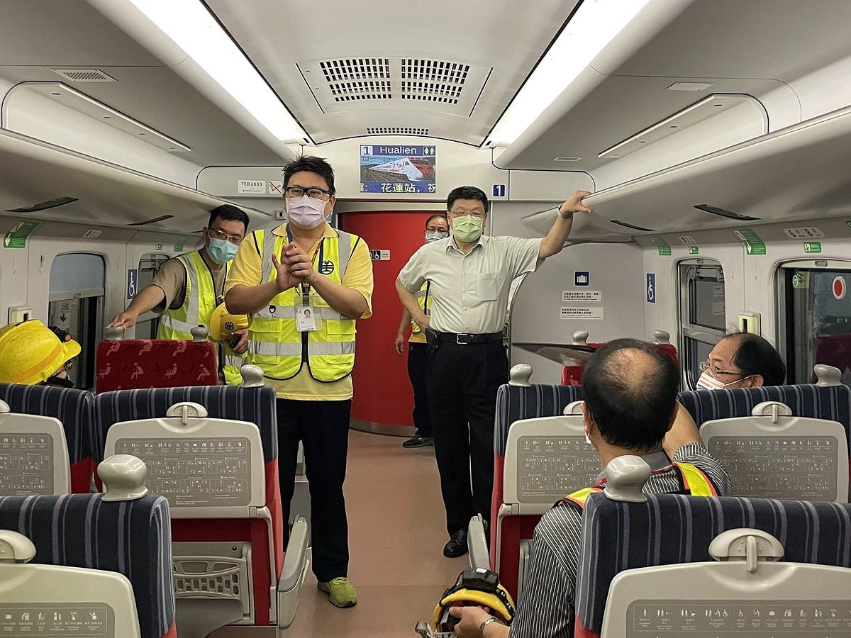 交通部台鐵局長杜微(右)視察軌道臨時速度限制系統首次實車測試。 圖：交通部台鐵局／提供