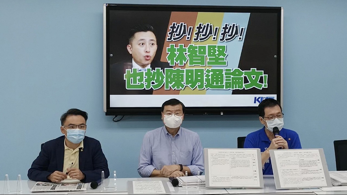 對於民進黨桃園市長參選人林智堅論文抄襲爭議，國民黨團總召曾銘宗（中）、立委費鴻泰（右）、副書記長洪孟楷（左）今上午召開記者會說明。 圖：擷取自國民黨立法院黨團臉書直播