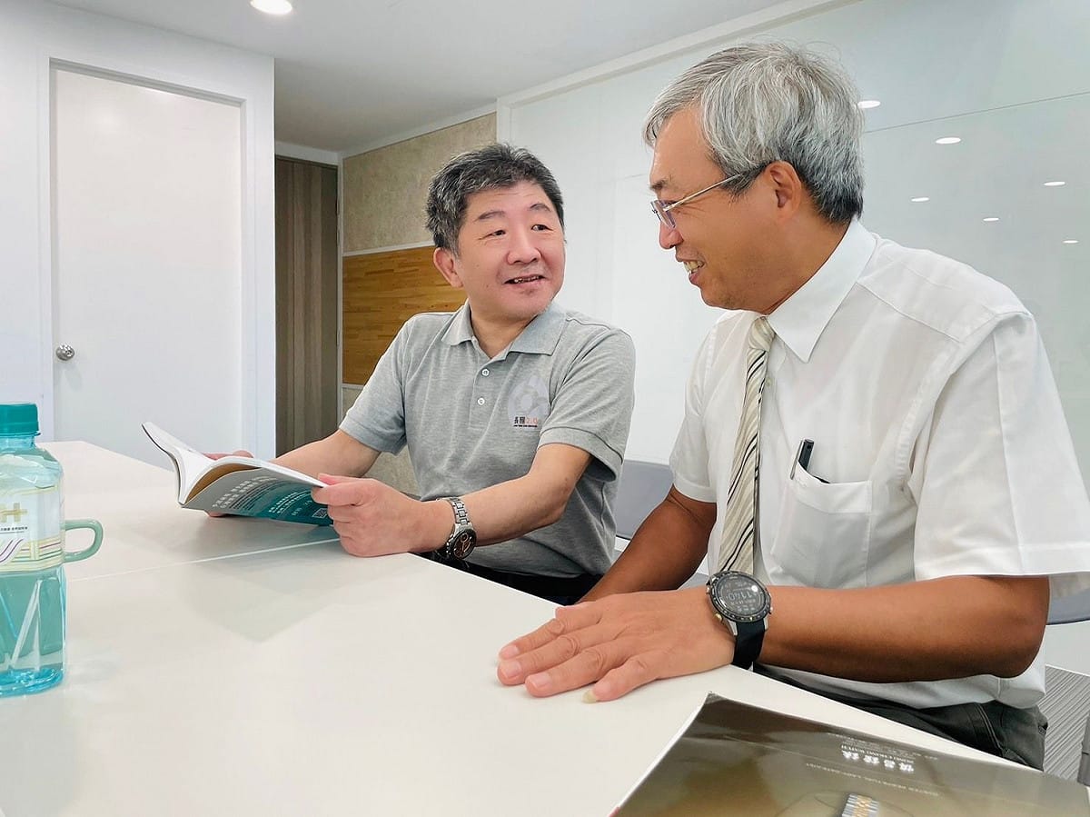 台北市長參選人陳時中邀請財訊董事長謝金河參與政策小組。 圖:翻攝自陳時中臉書