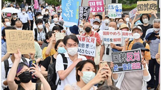 對於日本前首相安倍遇刺身亡國葬，傳有反對聲音。圖為本月22日民眾聚集抗議。 圖：擷取自かずん@防災 推特