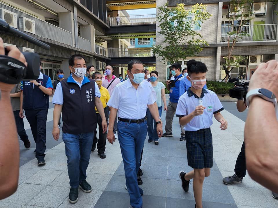 改建後的新埔國小校舍煥然一新，同時新增滯洪池、雨水回收池，侯友宜視察校園。 圖：新北市議員周勝考提供