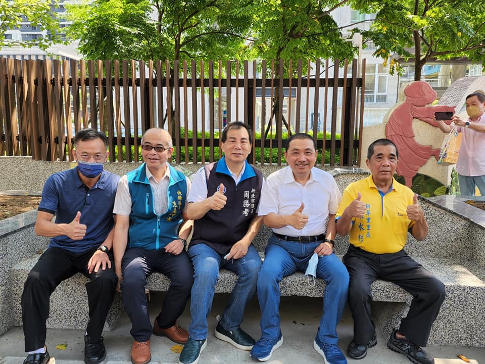 新北市議員周勝考、在地里長感謝市長侯友宜及市府團隊。 圖：新北市議員周勝考提供