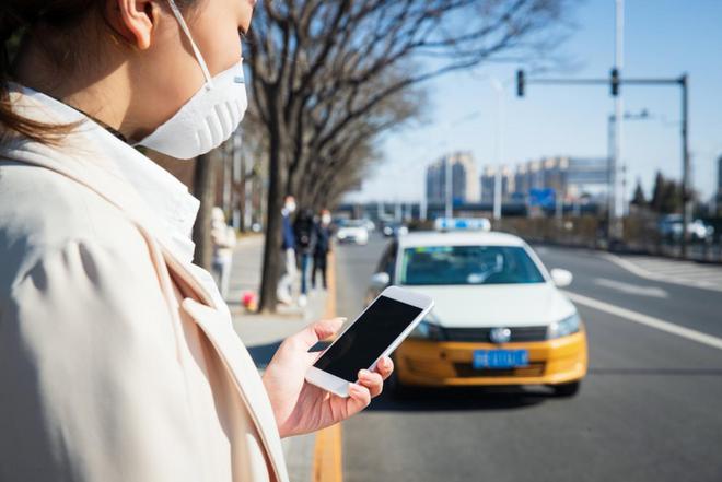 有北京民眾上網預約叫車，上車後提出開冷氣的請求，司機卻以價格太便宜拒絕，之後司機便將車停在路邊並拒載。 圖：擷取自時代周報