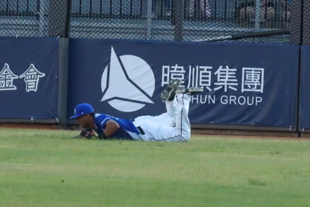 富邦悍將隊外野手林哲瑄飛撲接球造成左肩受傷。 圖：富邦悍將隊提供