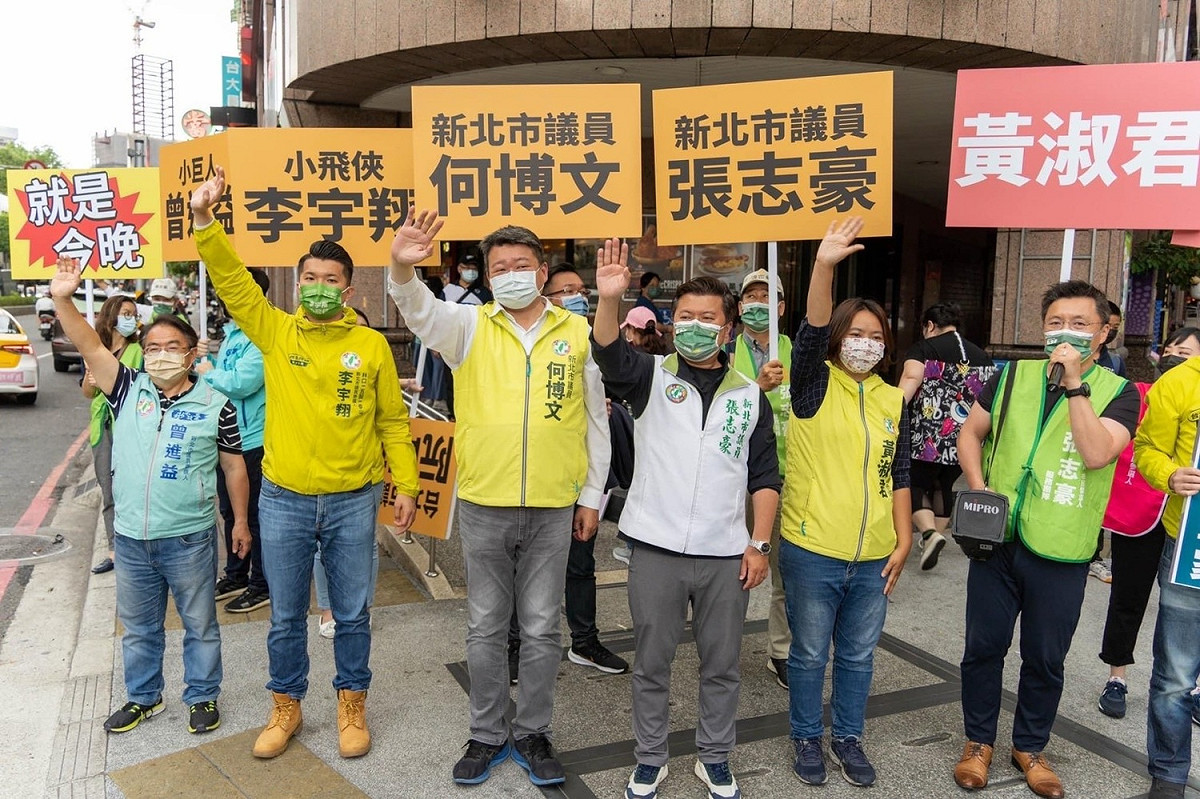 民進黨「新北好政連線」議員參選人黃舒君、李宇翔、曾進益及現任議員何博文、張志豪。 圖:翻攝自何博文臉書