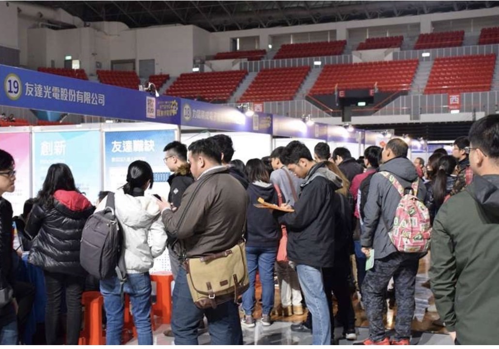 睽違２年的桃竹苗地區就業博覽會吸引上千求職民眾到場找工作。 圖：勞動部勞動力發展署桃竹苗分署／提供
