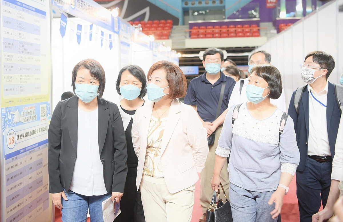 勞動部部長許銘春（中）及勞動力發展署桃竹苗分署長林淑媛（左）巡視徵才攤位。