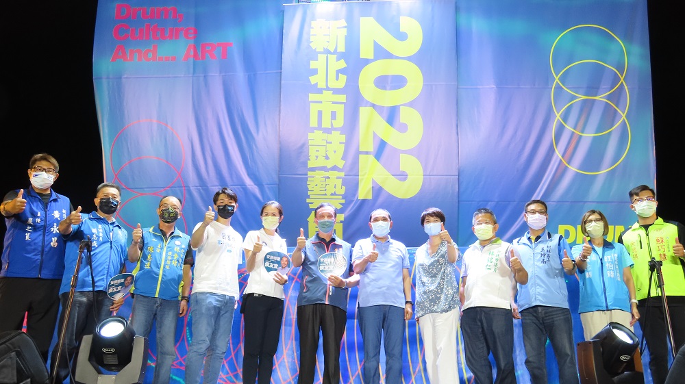 侯友宜出席新北「鼓藝節」與現場來賓合影。 圖：新北市文化局提供