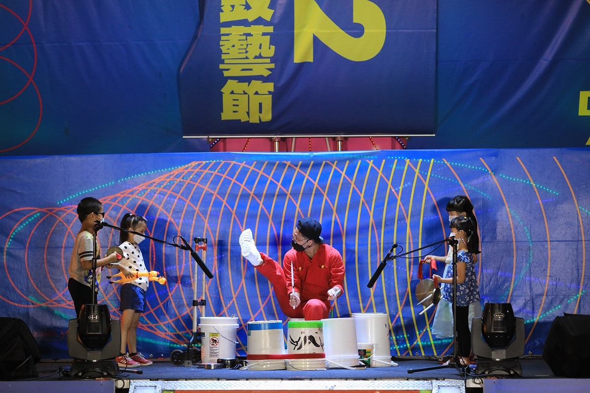 街頭藝人「巴奇先生」現場表演。 圖：新北市文化局提供