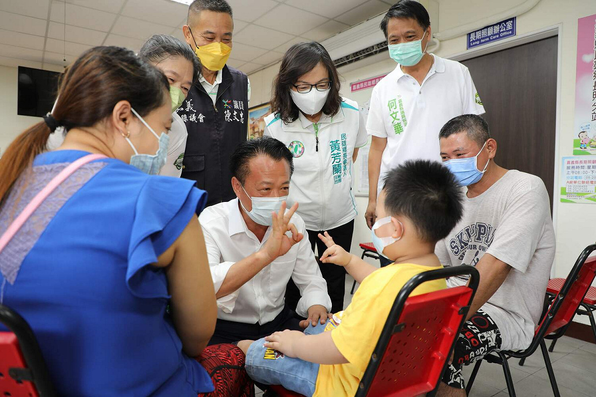 嘉義縣長翁章梁今天前往民雄衛生所視察嬰幼兒莫德納接種情形。 圖：嘉義縣政府/提供