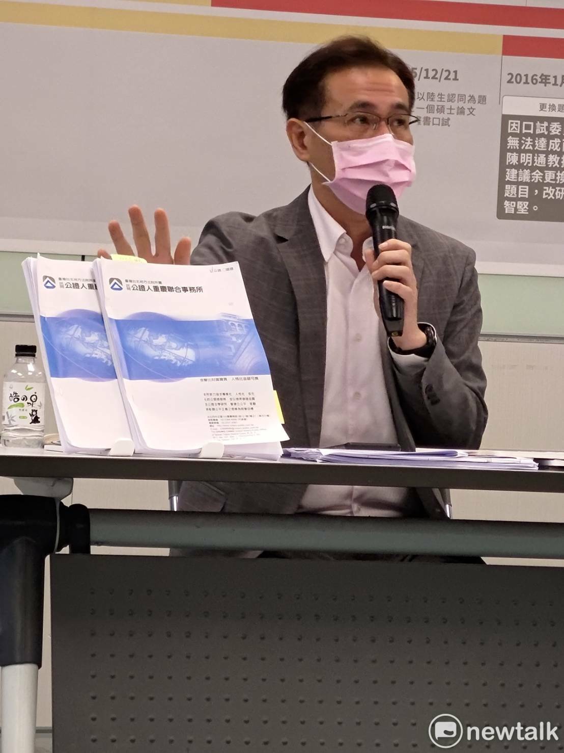 立委鄭運鵬協助林智堅說明論文抄襲爭議。 圖：黃建豪/攝