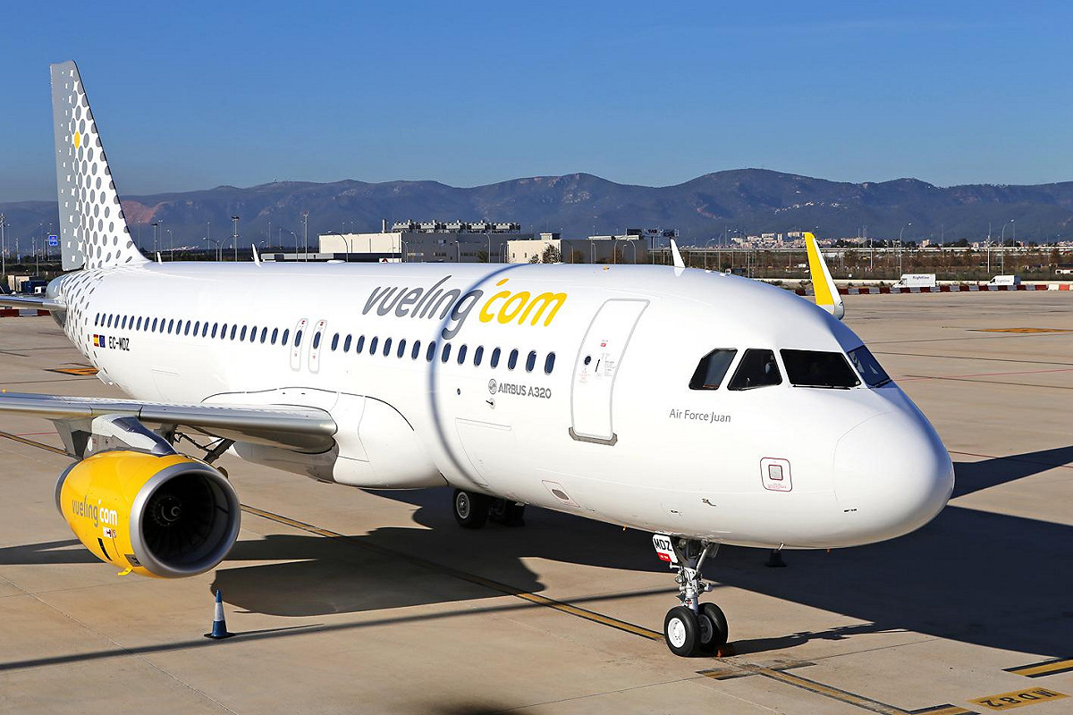 西班牙伏林航空一架客機21日準備自巴塞隆納飛往伯明罕，不料在起飛前機身尾部竟傳來猛烈的爆炸聲響，乘客皆處於驚嚇中還未回神，只見機長匆匆地自機上逃亡。（飛機示意圖） 圖：擷自伏林航空推特@vueling