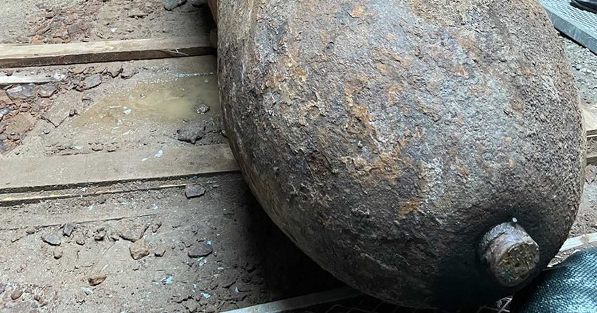 日媒報導，陸上自衛隊員發現的這顆未爆彈長約1.8公尺、直徑60公分，並重達1噸重，疑似是二戰時美軍所使用。 圖：取材自推特