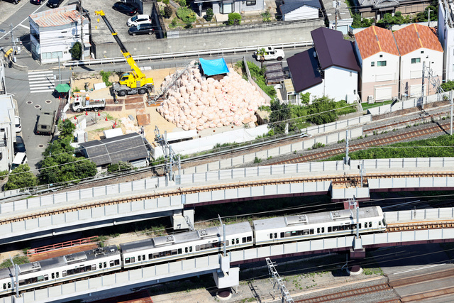 日本大阪府吹田市一處公寓用地24日驚現未爆彈，當局緊急劃設警戒區，引信拆除作業於１小時後完成，但警戒狀態仍未解除。 圖：取材自推特