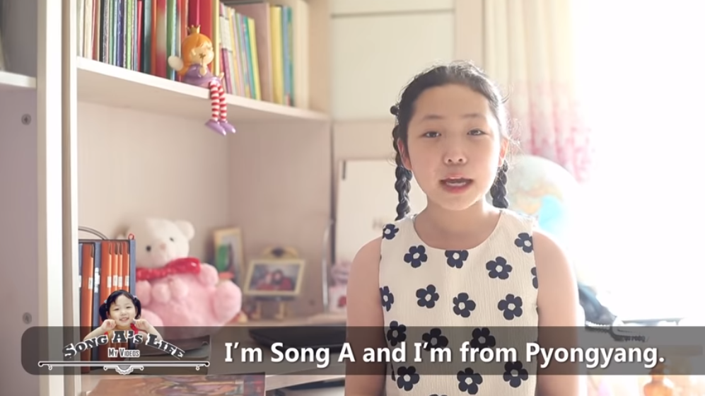 北韓11歲YouTuber松雅因一口流利英文爆紅，她的家世顯赫，外曾祖父是北韓知名抗日戰士李乙雪，外祖父是北韓現在的副外長朴明國。 圖：擷取自松雅YouTube頻道Sary Voline