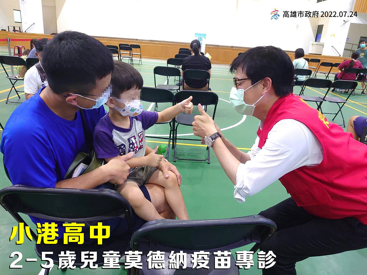 陳其邁（右）關心幼兒接種情形。 圖：高雄市衛生局提供