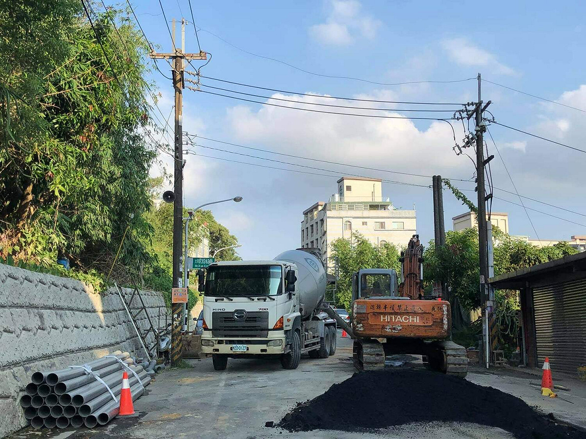 卓冠廷指出，新北市電纜地下化3年進度僅0.1 %，相較桃園市的7年8％，落後近35倍。他稱侯友宜屢次承諾會做電纜地下化，諷刺侯要再當2千年市長才追得上北市。 圖：翻攝自鄭運鵬臉書
