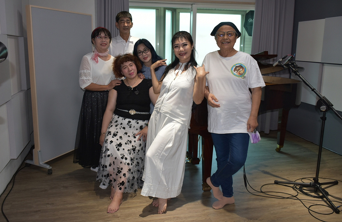 許曉丹(左二)在好友支持下將報名明年金曲獎。