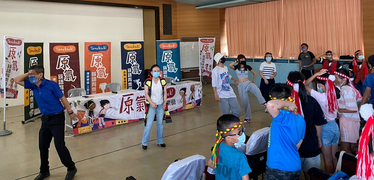 街舞老師們帶領新北原民局長羅美菁 (左二)、米倉國小校長余屹安 (左一)及瑞芳國小校長盧娟娟 (右一)，與全體師生們一起跳街舞，為營隊開場。 圖：新北市政府原民局提供