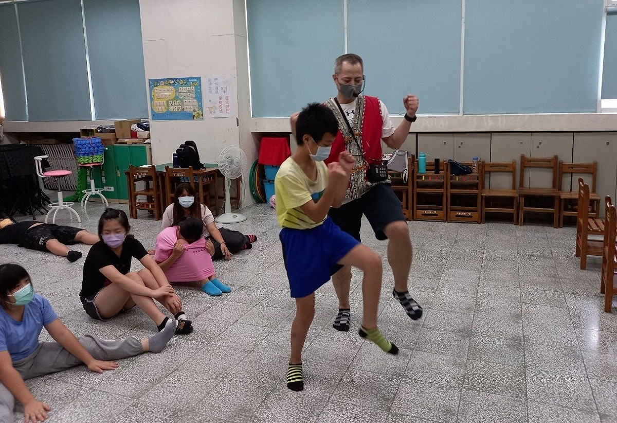 學員們藉由傳統音樂課程學習阿美族語及文化。 圖：新北市政府原民局提供
