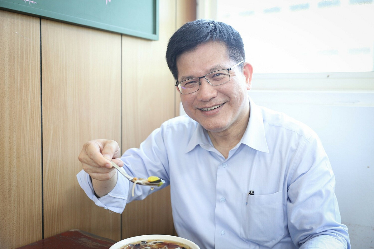 林佳龍到林口的竹林山觀音寺參拜，抓緊空檔到旁邊的名店吃冰。 圖：林佳龍競選辦公室提供