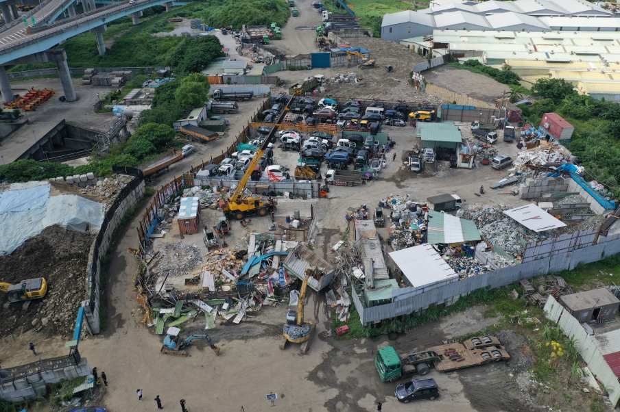 五股垃圾山廠家改善前。 圖：新北市城鄉局提供