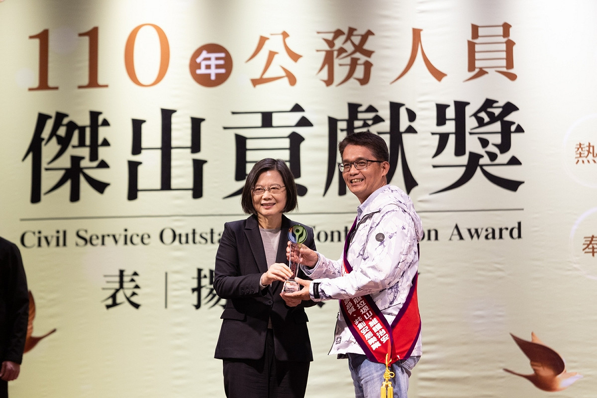 五股夏綠地團隊獲總統蔡英文頒發考試院公務人員傑出貢獻獎。 圖：新北市城鄉局提供