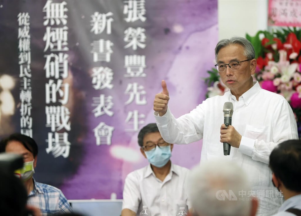 前國安會副秘書長張榮豐「無煙硝的戰場：從威權到民主轉折的國安手記」新書發表會24日舉行，前總統府總統辦公室主任蘇志誠（右）出席致詞。 圖：中央社提供