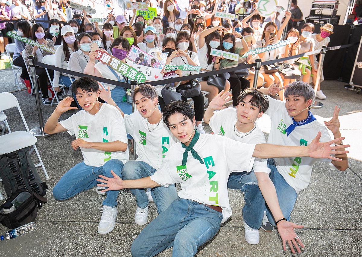 原子少年人氣團「地球」組合擔任Acer Day代言人與粉絲合影 圖：acer/提供