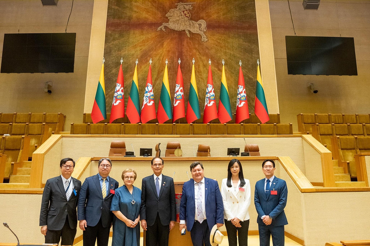 游錫堃率團訪立陶宛國會大樓，見證當年簽署獨立宣言的歷史場景。 圖：取自游錫堃臉書
