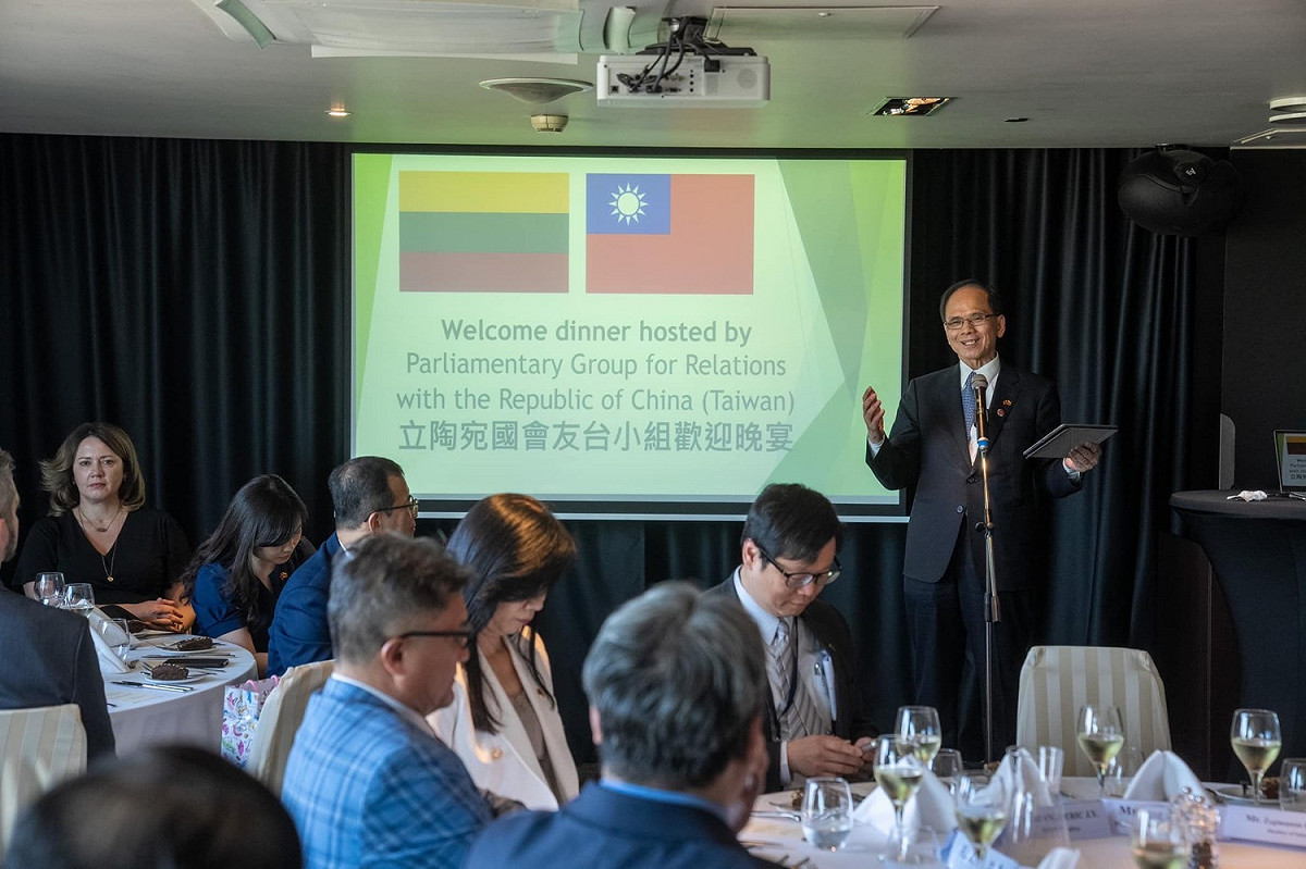 游錫堃率團訪問立陶宛，與立陶宛國會友台小組餐敘。 圖：取自游錫堃臉書