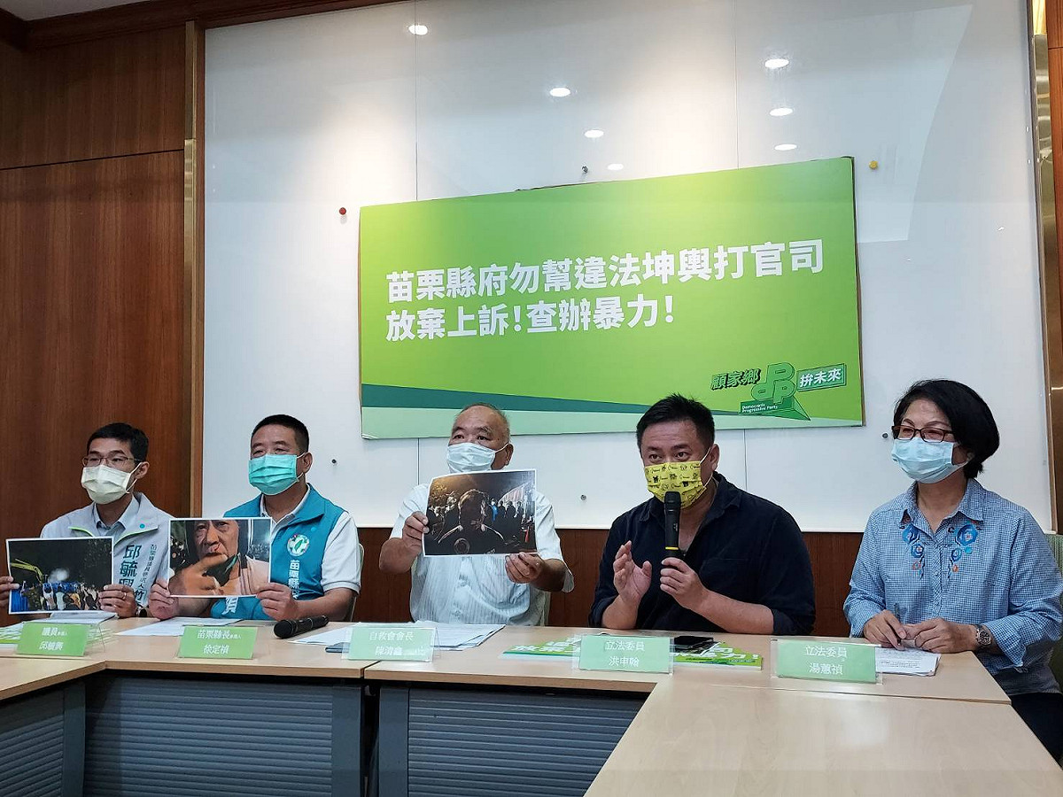 民進黨立委湯蕙禎（右起）、洪申翰，與反坤輿自救會會長陳清鑫、民進黨苗栗縣長參選人徐定禎、苗栗縣議員參選人邱毓興等人，要求苗栗縣政府嚴查721暴力事件。 圖：陳佩君／攝