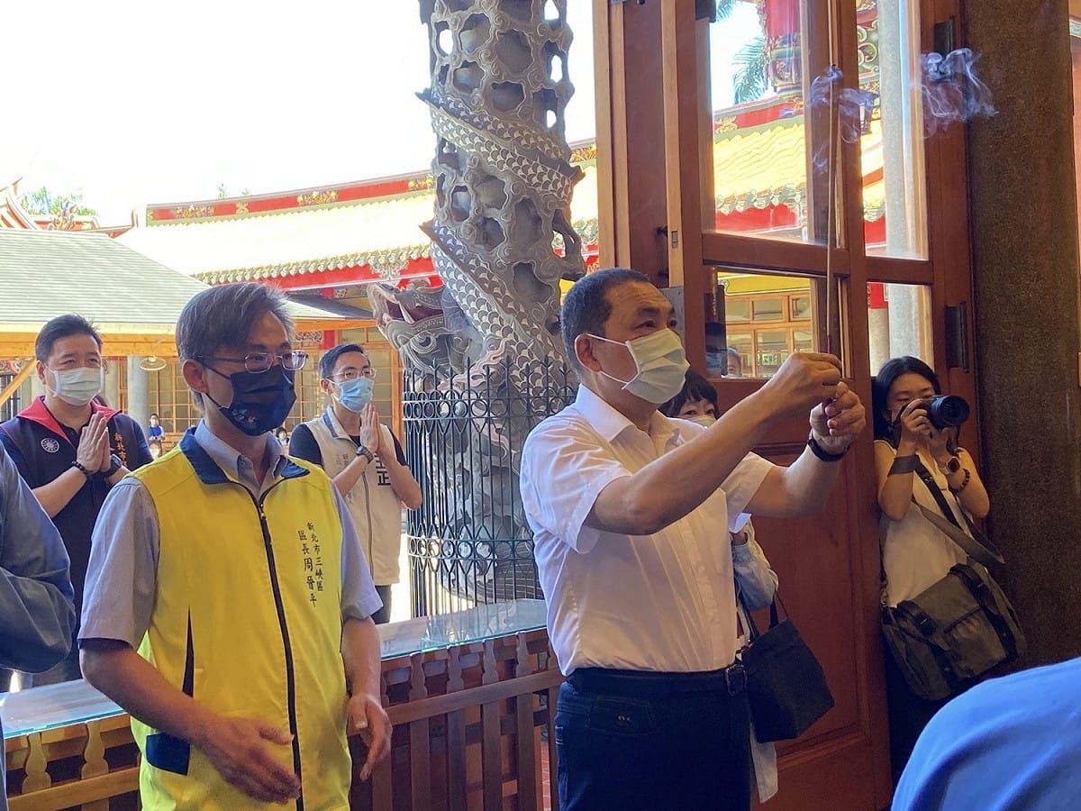 侯友宜至三峽行修宮參拜。 圖：新北市民政局提供