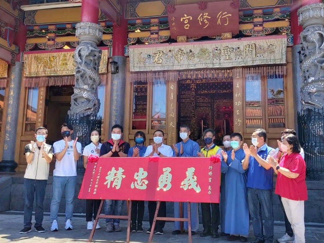 侯友宜至三峽行修宮參拜贈匾「義勇忠精」。 圖：新北市民政局提供