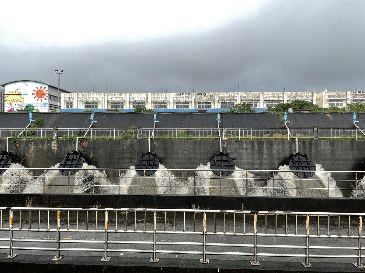 新北市抽水站在豪雨來臨前，啟動機組抽水，希望減少積淹水。 圖：新北市水利局/提供