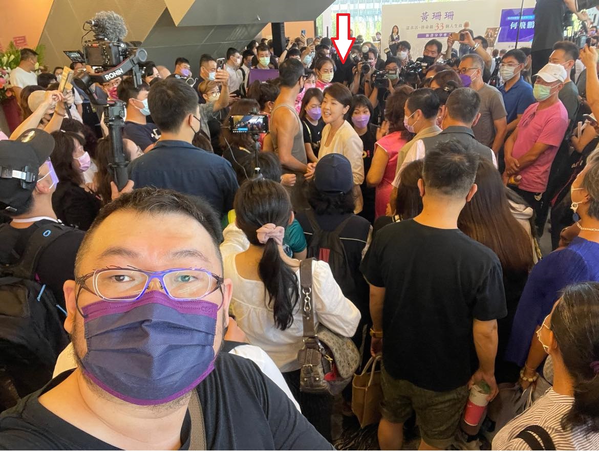 鄉民女神「四叉貓」（前）秀出黃珊珊簽書會照片，網友發現，台北市副市長黃珊珊（箭頭指處）走下台與民眾互動，被發現沒有戴口罩。 圖：翻攝自劉宇臉書