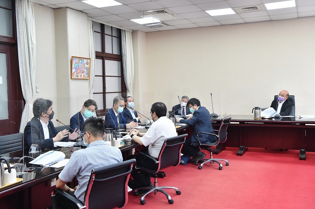 行政院長蘇貞昌今（25）日上午8時召開擴大防疫會議。 圖：行政院提供