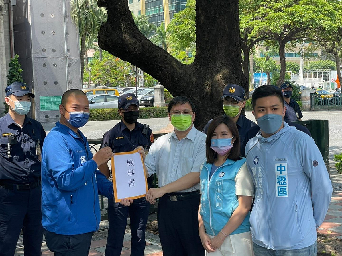 國民黨市議員參選人楊植斗、柳采葳、謝克洋今( 25 )日前往監察院檢舉林智堅，並要求院長陳菊不要包庇。 圖:翻攝自柳采葳臉書