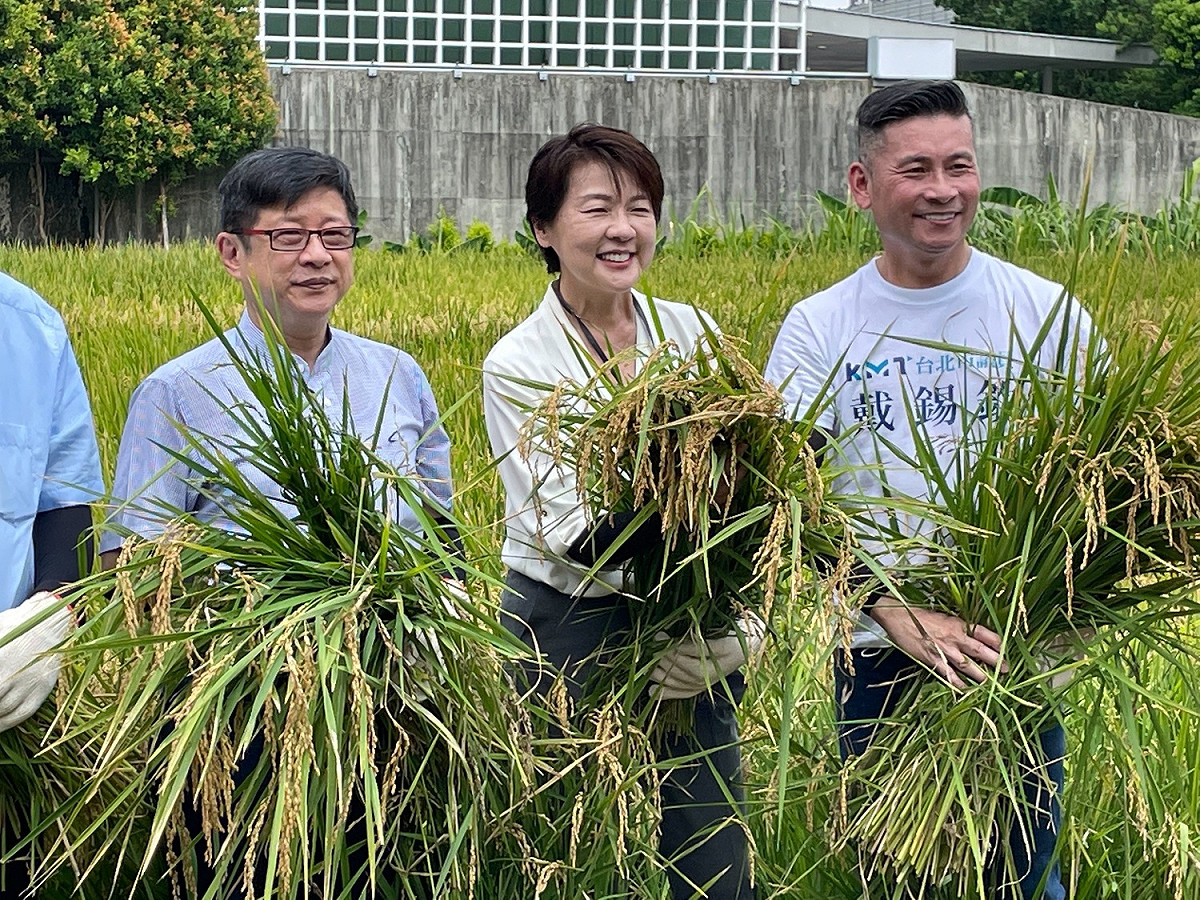 台北市副市長黃珊珊（中）、議員戴錫欽（右）、產發局長林崇傑（左）。 圖：台北市政府 / 提供