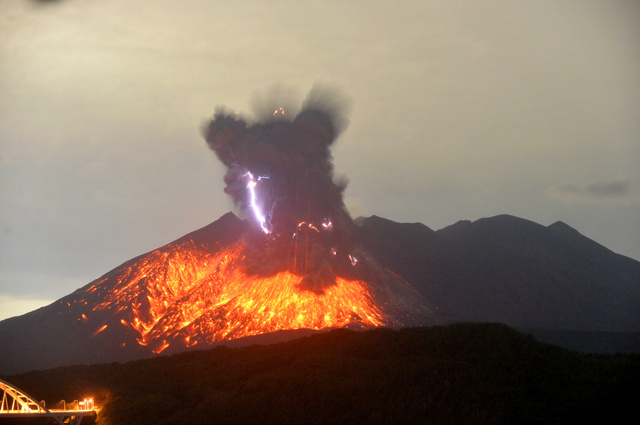 九州鹿兒島的櫻島火山24日晚間噴發，日本氣象廳已將此次噴發警戒級別升至最高的5級。 圖：取材自推特