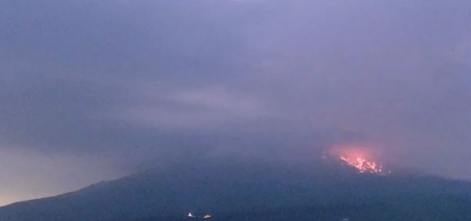 櫻島是為一持續活躍的火山島，過去均有大小噴發紀錄，但據日本氣象廳表示，櫻島火山噴發警戒級別升至5級尚屬史上首次，更是日本全國火山噴發5級警戒的第2例。 圖：取材自推特